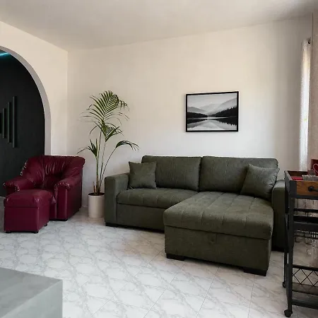 2br With Private Entrance In Spinola