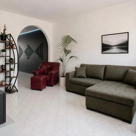 2br With Private Entrance In Spinola *
