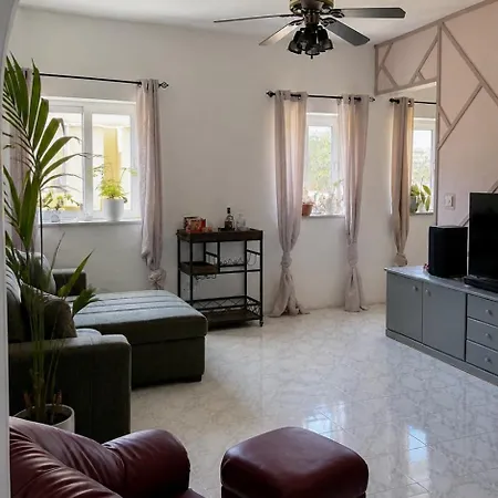 2br With Private Entrance In Spinola
