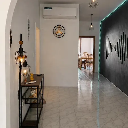 2br With Private Entrance In Spinola