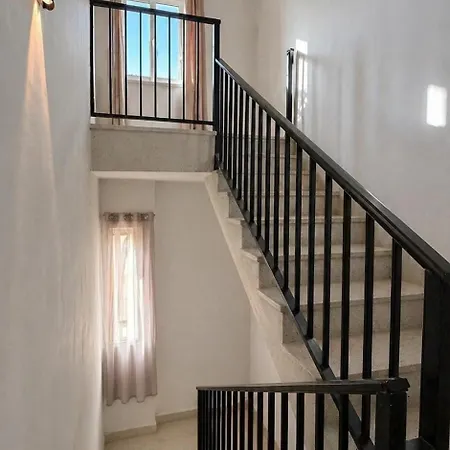 2br With Private Entrance In Spinola *