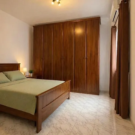 2br With Private Entrance In Spinola