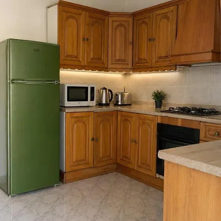 2br With Private Entrance In Spinola *